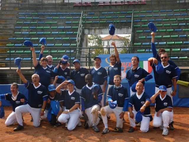 Il Gruppo dei LAMPI davanti allo striscione LAMPI e saluto col cappello.